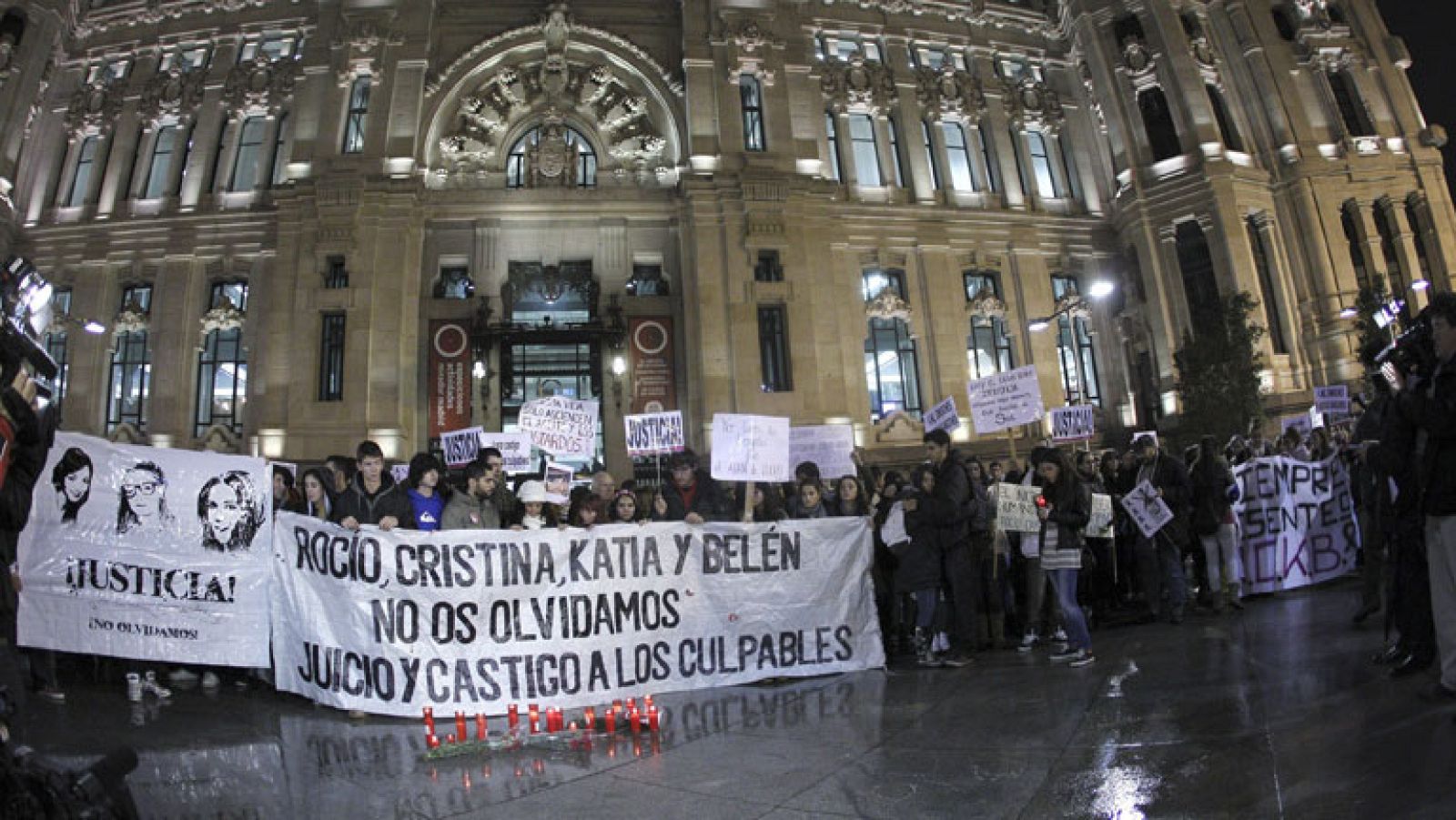 Concentración frente al ayuntamiento de familiares y amigos de las chicas fallecidas en Madrid Arena