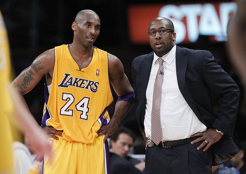 Los Ángeles Lakers despiden a su entrenador, Mike Brown