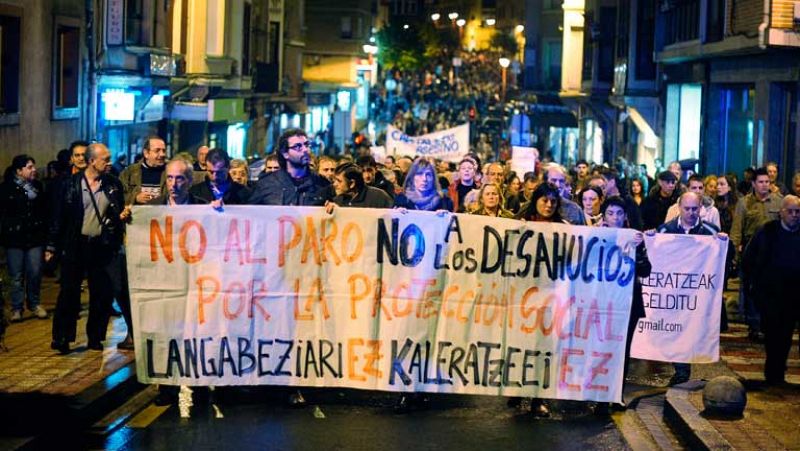 Miles de personas se manifiestan en Barakaldo para denunciar la muerte de la mujer desahuciada