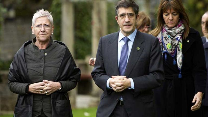 EH Bildu recuerda a "todas" las víctimas y López le acusa de "doble juego"