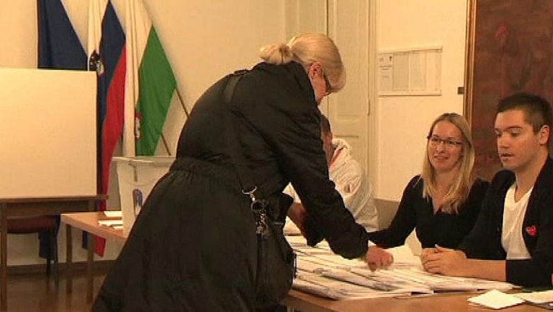 Los eslovenos eligen a su presidente entre tres candidatos