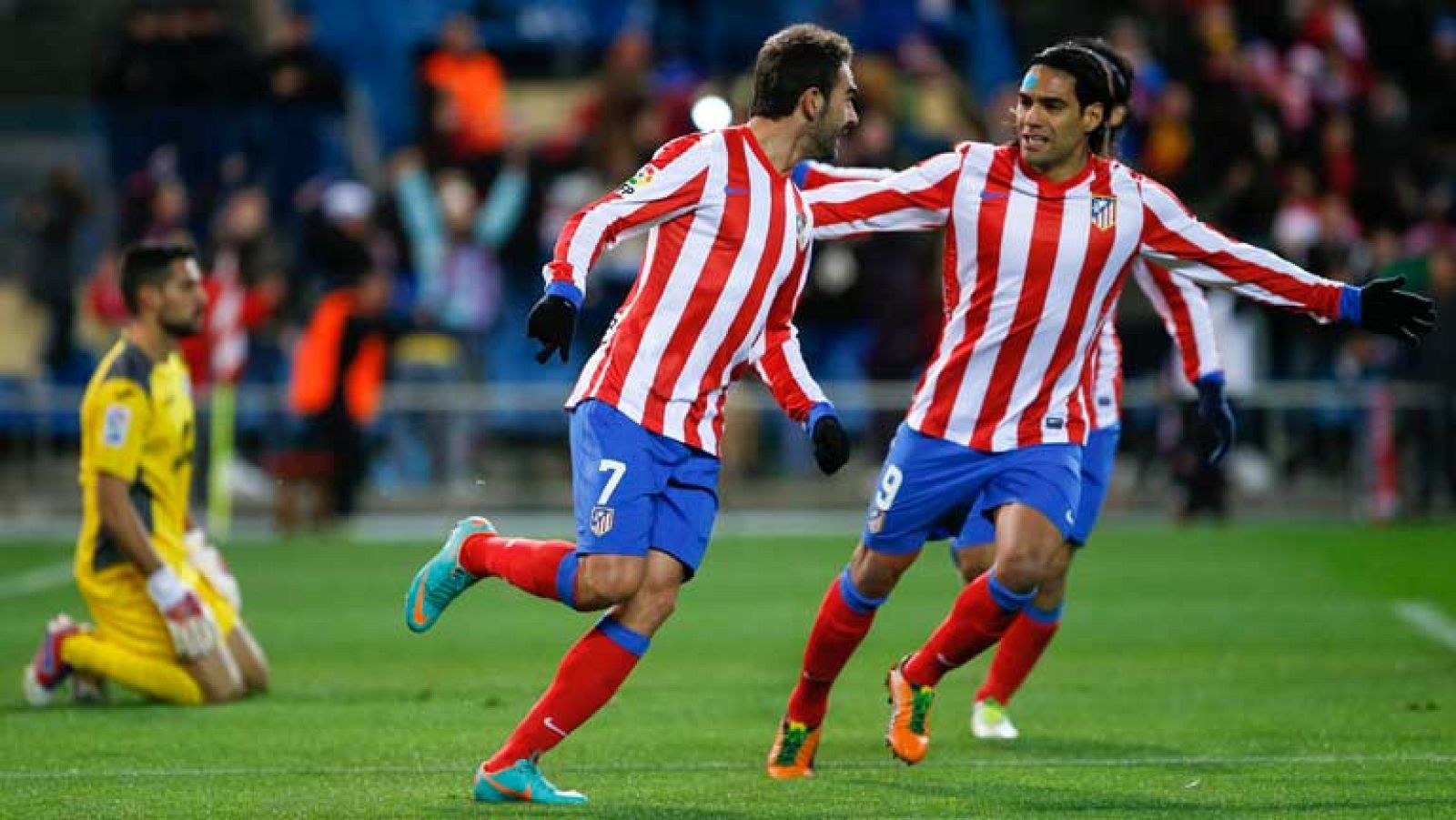 El Atlético de Madrid retomó el camino de las victorias, tras dos derrotas seguidas, en un examen fácil contra el Getafe (2-0), resuelto en 42 minutos con goles de Adrián López y el turco Arda Turan y que prolongaron la fortaleza en casa del conjunto