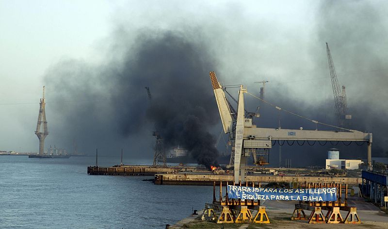 Obreros de astilleros cortan el puente de Cádiz en plena cumbre para pedir trabajo