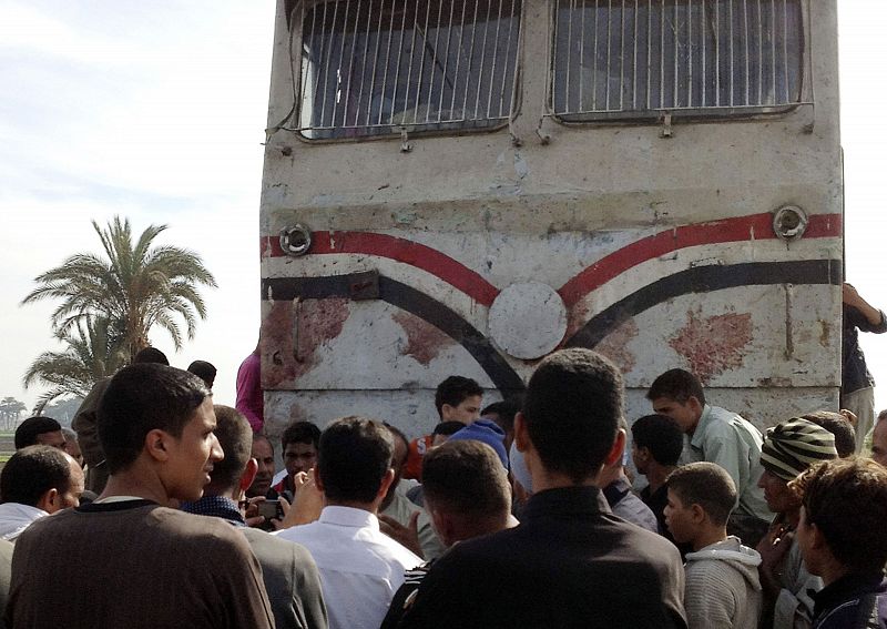 Mueren 49 niños al colisionar un tren con un autobús escolar en Egipto