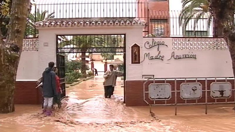 Una fuerte tromba de agua deja incomunicadas  a tres barriadas de Málaga