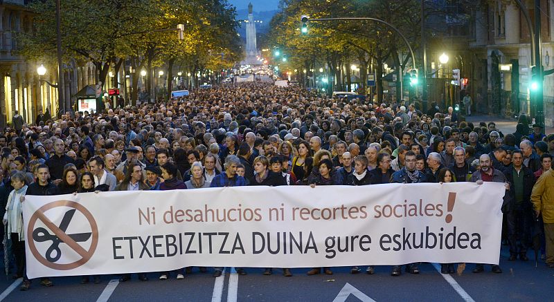 Multitudinaria manifestación en Bilbao contra los desahucios