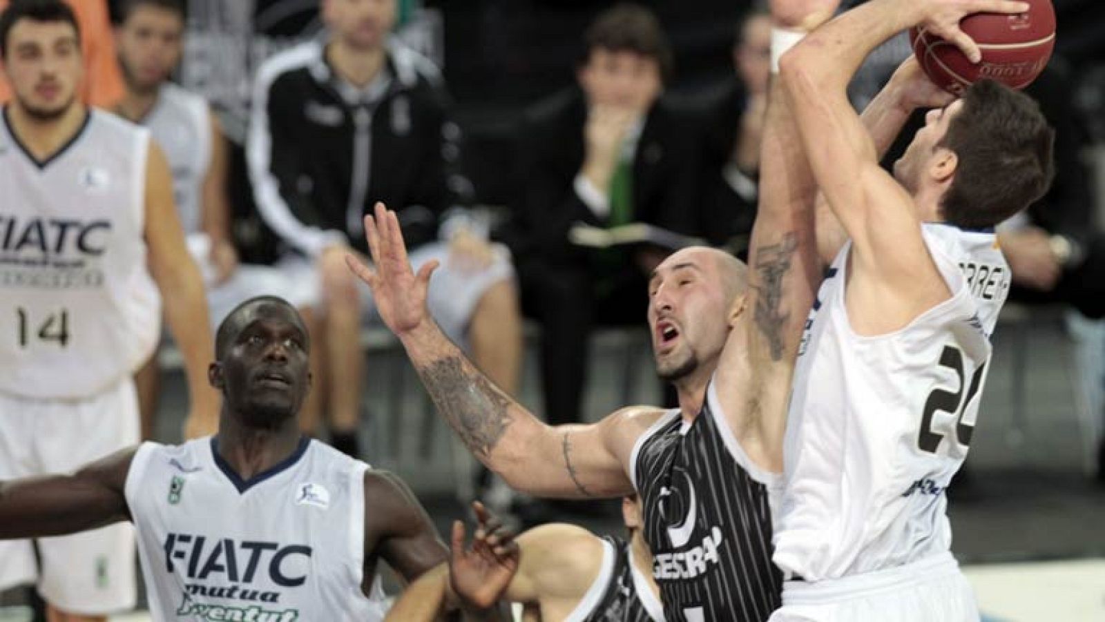 Sin opción. Así se encontró el FIATC Joventut en Bilbao, ante un Gescrap que le superó en todo momento y se mantiene en la lucha por la segunda posición.