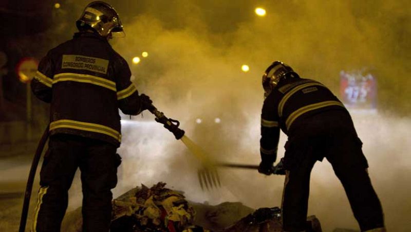 Nueva jornada de incendios y enfrentamientos con la Policía en Jerez a causa de la huelga de basuras