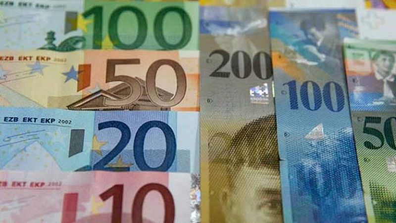 El Tesoro logra casi 3.900 millones de euros, más de lo previsto, a un menor coste