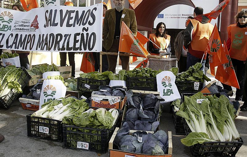 Miles de agricultores y ganaderos españoles se manifiestan contra los recortes de la UE