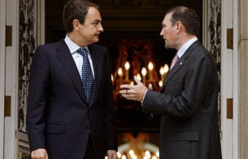 Zapatero rechazará la consulta de Ibarretxe y le pedirá que serene la vida política