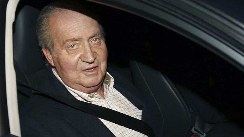 El rey llega al hospital para ser operado de la cadera: "Hoy sí que voy al taller"