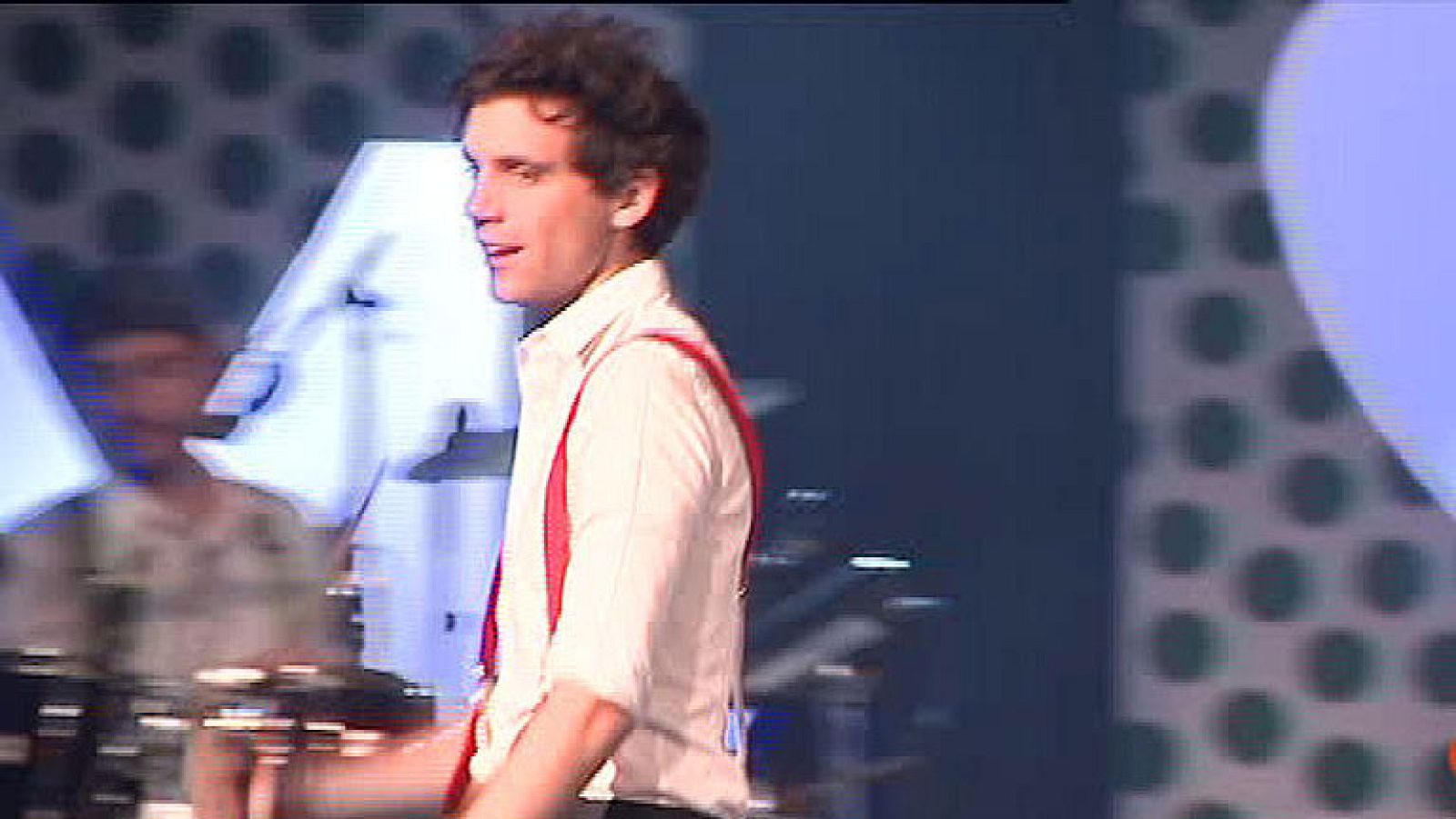 Mika no perdona una fiesta ni con la voz "al 70 por ciento" - Informativo 24h | Ver