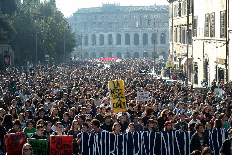 Miles de estudiantes y sindicalistas paralizan Roma en protesta por los recortes
