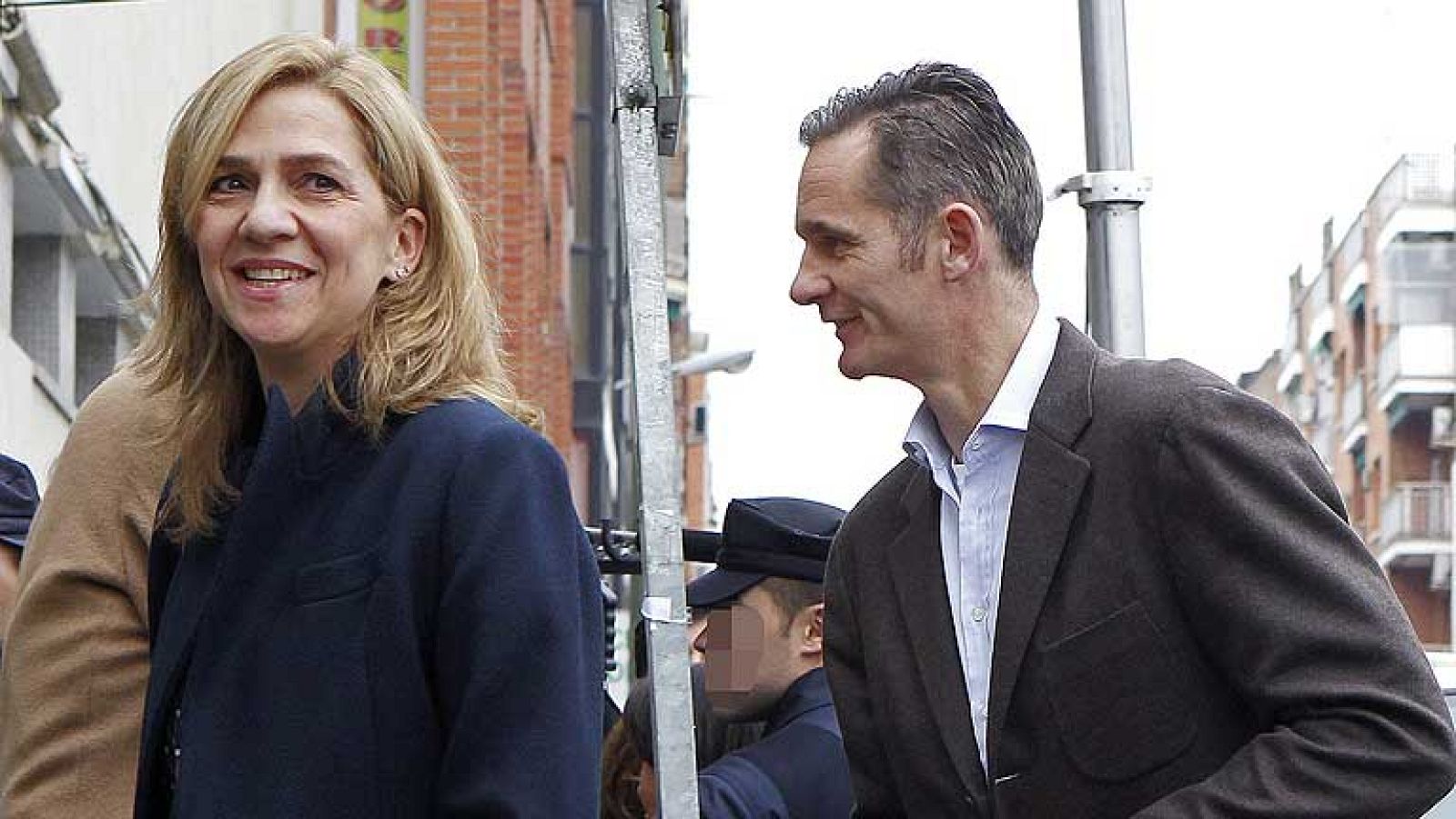 Urdangarin y la infanta Cristina visitan al rey en el hospital | Ver