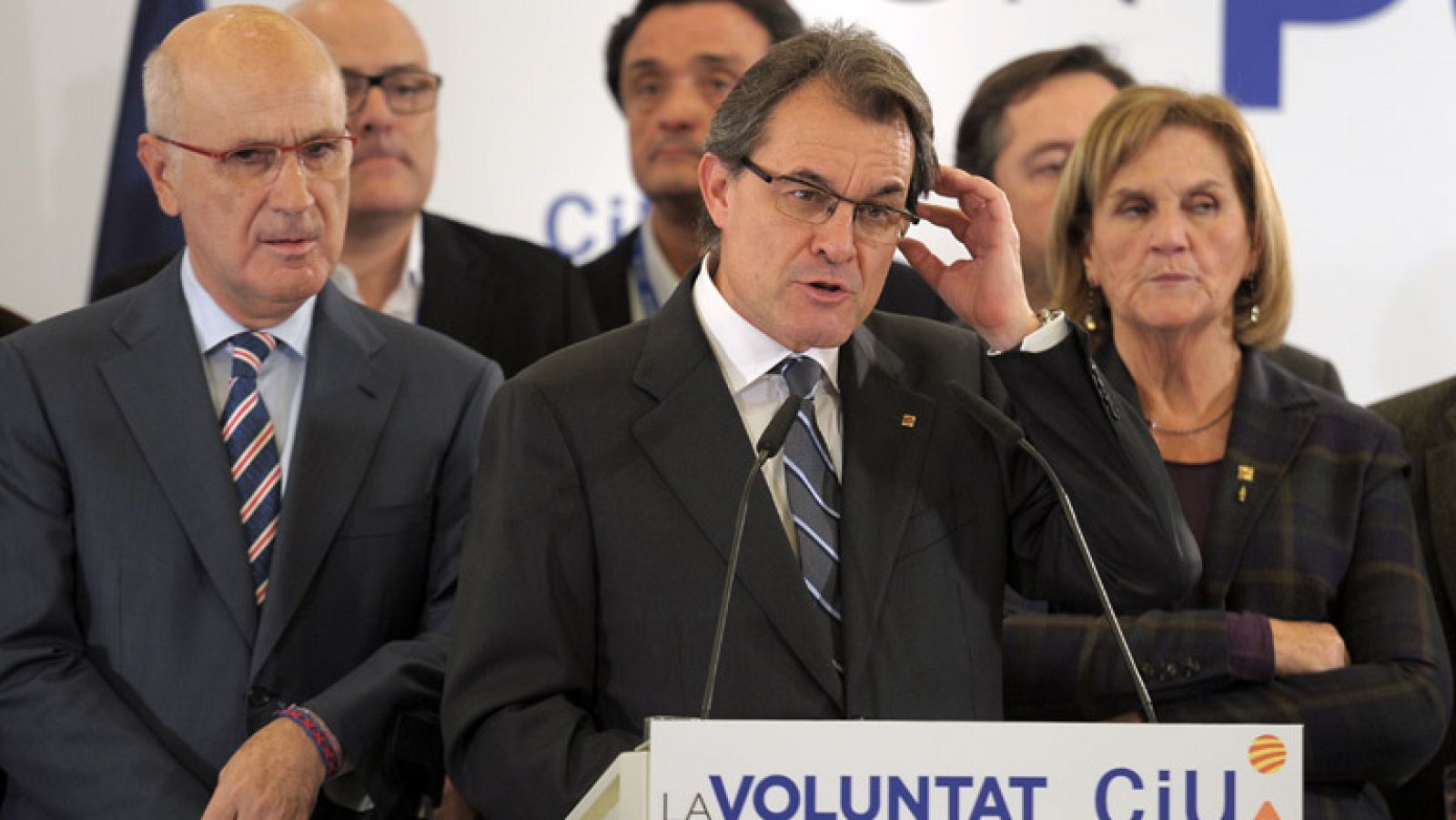 El líder de CiU, Artur Mas, ha admitido este domingo 25 de noviembre que su partido ha quedado "lejos de la mayoría excepcional" que reclamaban y, por este motivo, que no tiene la "fuerza necesaria" para liderar el "proceso", en alusión a la celebrac