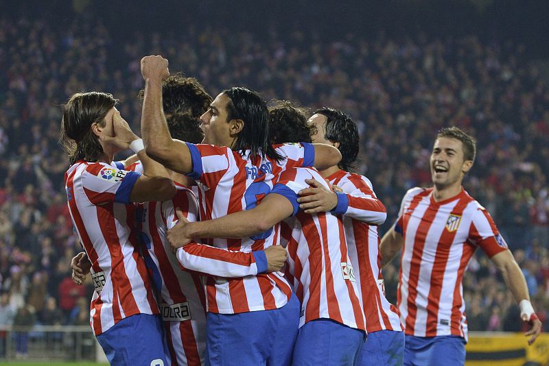 El Atlético golea al Sevilla y se afianza como alternativa en la Liga