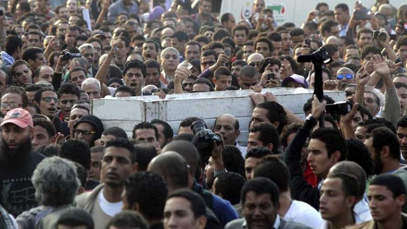 Morsi insiste en mantener su decreto, que será examinado por la Justicia