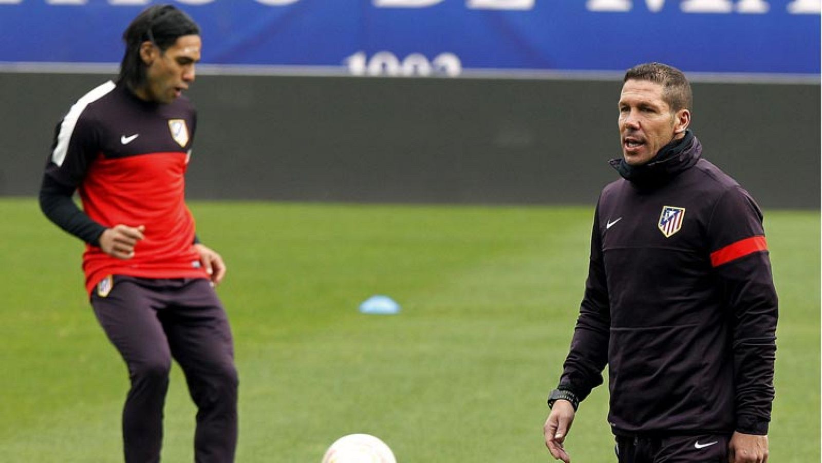 Simeone ha calentado junto a su equipo, el Atlético de Madrid, antes del partido de Copa contra el Jaén. El equipo colchonero durante unas horas, sólo unas horas, olvidarán al Madrid y se centrarán en la Copa del Rey.