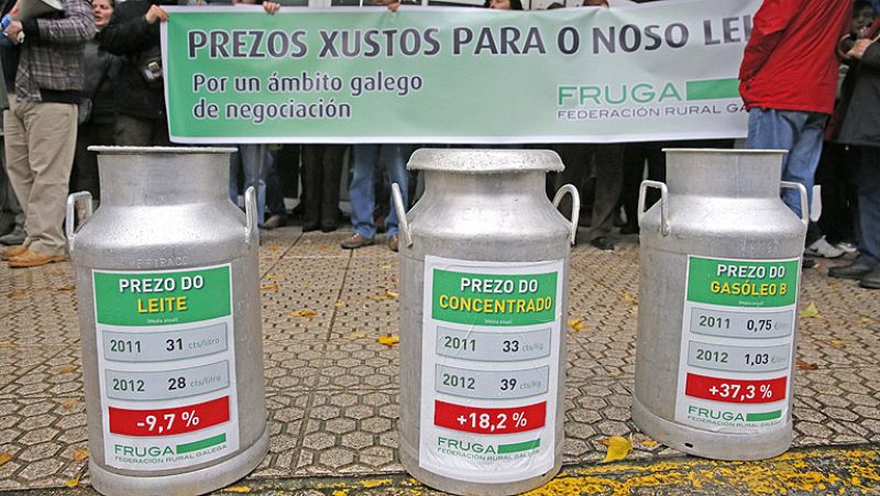Los ganaderos de Galicia se plantan en huelga y dejan de entregar la leche por los bajos precios