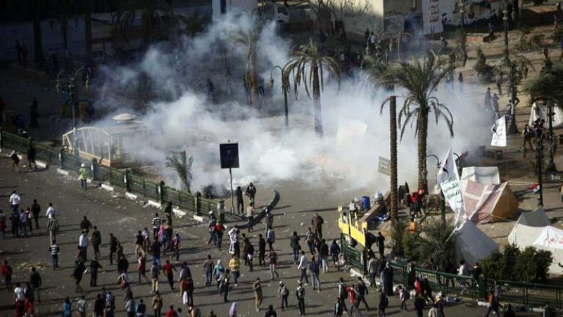 Continúa en Egipto la protesta contra el decreto de Morsi tanto en la calle como en los despachos