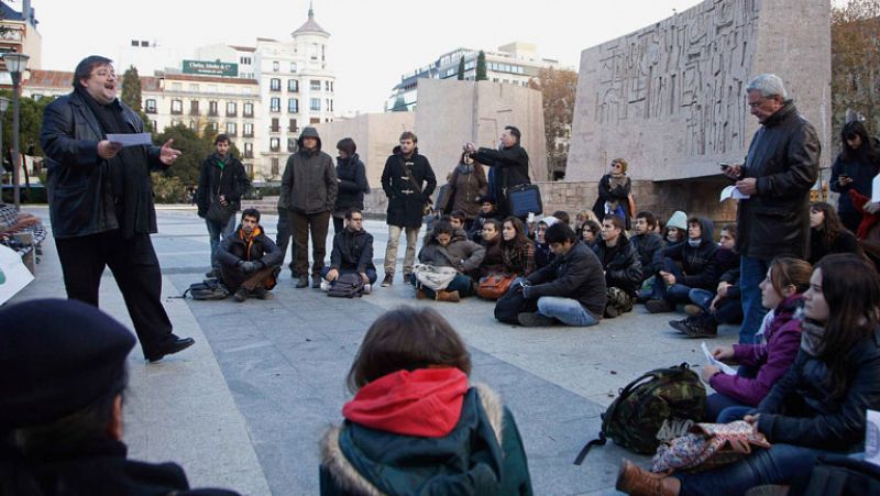 Los universitarios madrileños dan clase en la calle en protesta por los recortes en Educación