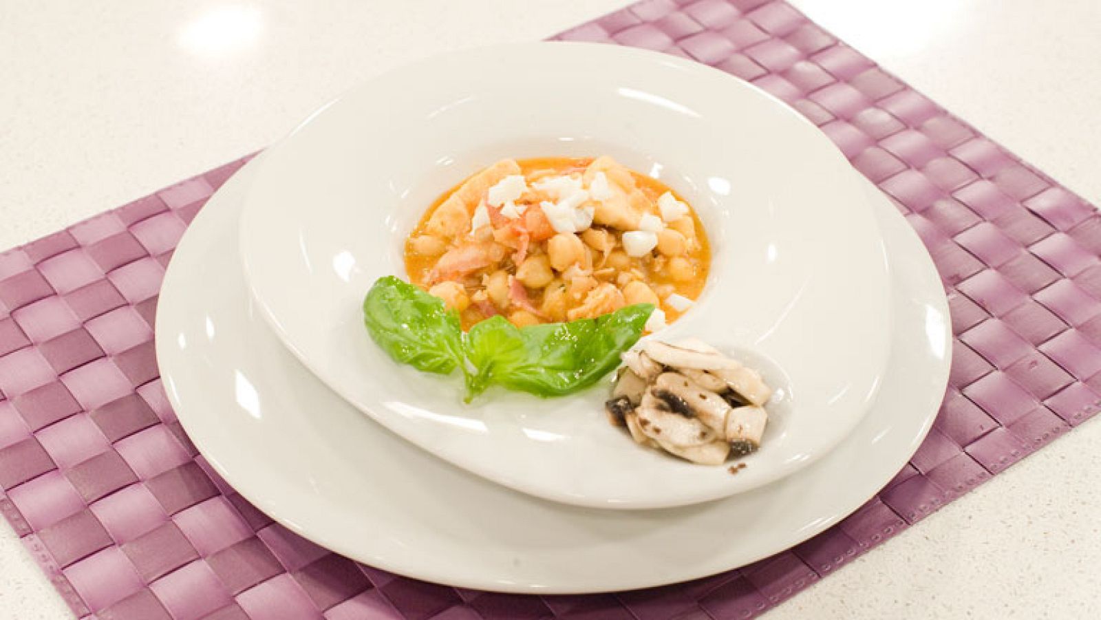 Saber cocinar - Garbanzos con pollo de corral y  champiñones macerados