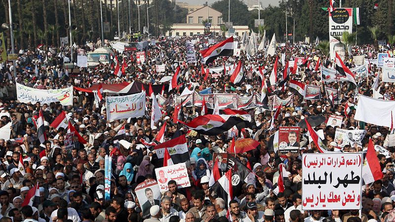 Decenas de miles de islamistas dan su apoyo a Morsi en una protesta en El Cairo