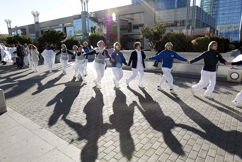 Miles de madrileños "abrazan" los hospitales públicos contra su privatización