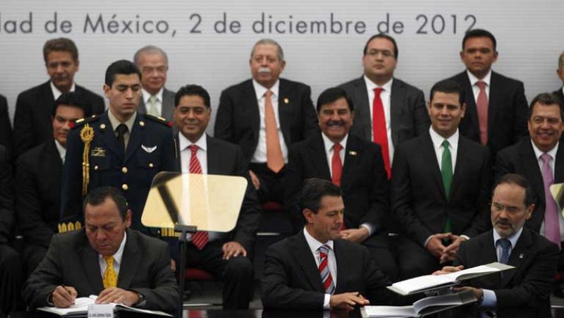 Las principales fuerzas políticas firman el "Pacto por México" para impulsar las reformas