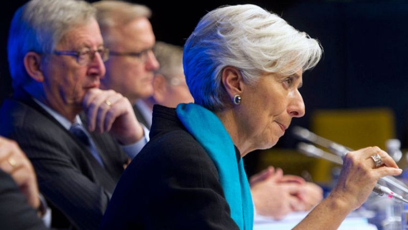 El Eurogrupo autoriza el primer pago a banca española y debate la recompra de deuda griega