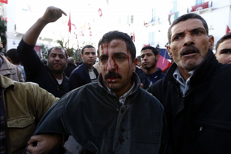 Decenas de islamistas atacan la sede del principal sindicato de Túnez
