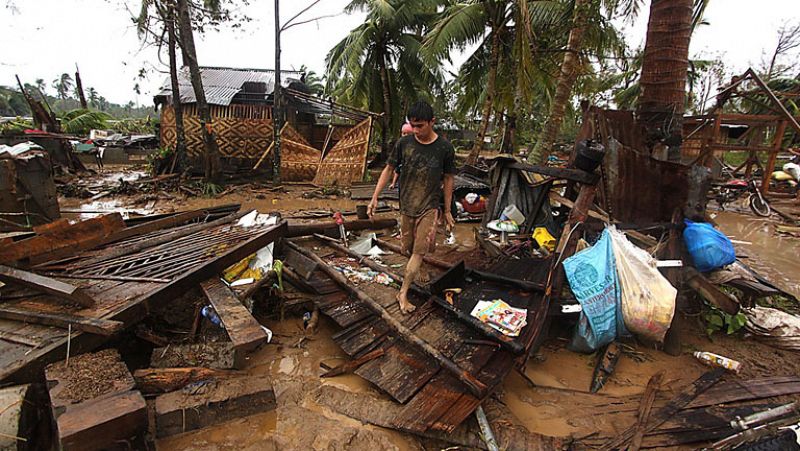 Más de 200 muertos y 120.000 desplazados en Filipinas por el paso del tifón 'Bopha'