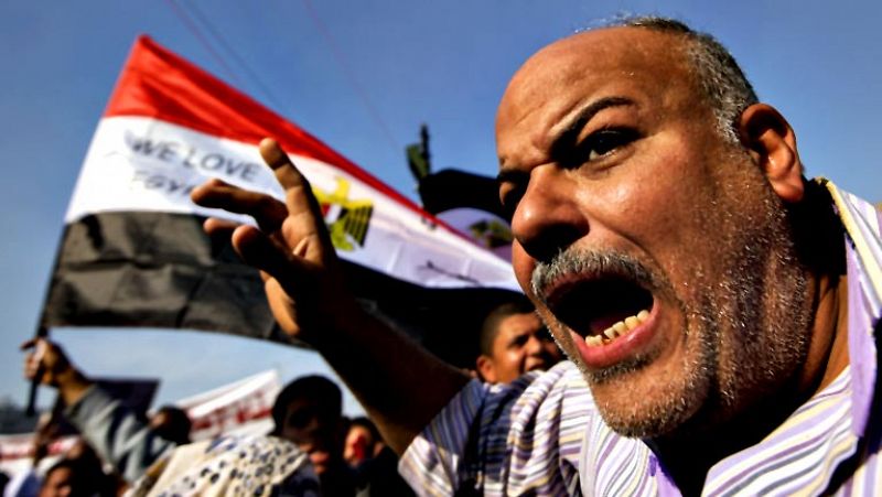 Graves enfrentamientos entre islamistas y opositores ante el palacio del presidente egipcio