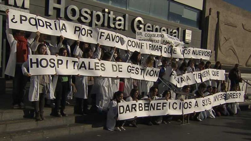 Un millar de manifestantes rodea la Asamblea de Madrid para defender la Sanidad Pública