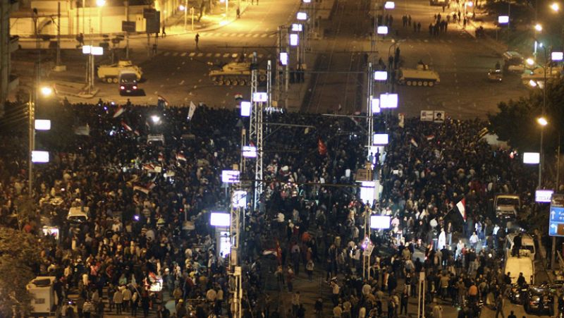 Miles de personas asaltan la sede central de los Hermanos Musulmanes en El Cairo