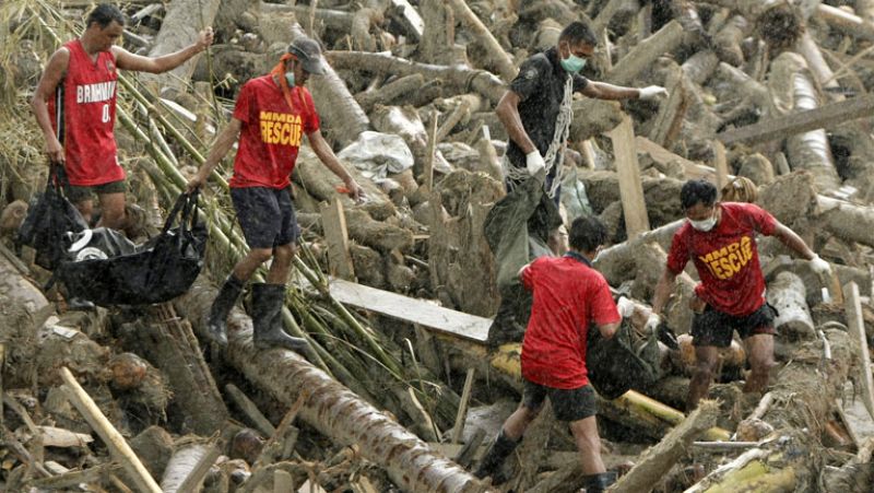 Suben a 456 los muertos por el tifón 'Bopha' en Filipinas