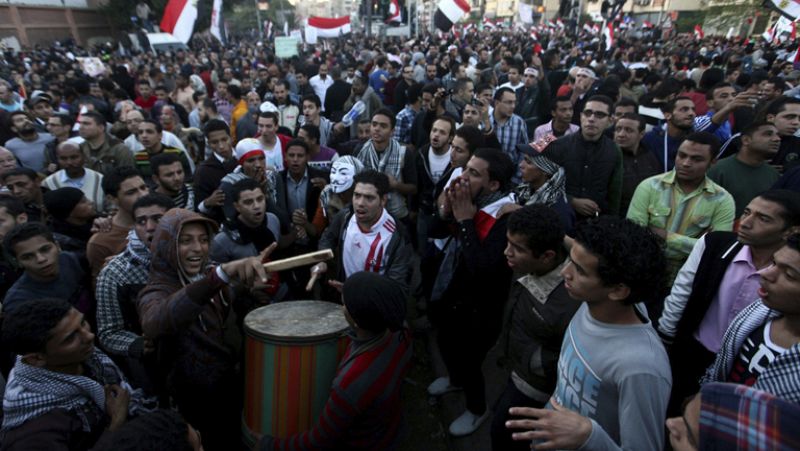 La oposición laica sigue en las calles de El Cairo y se niega a acudir a la reunión con Morsi