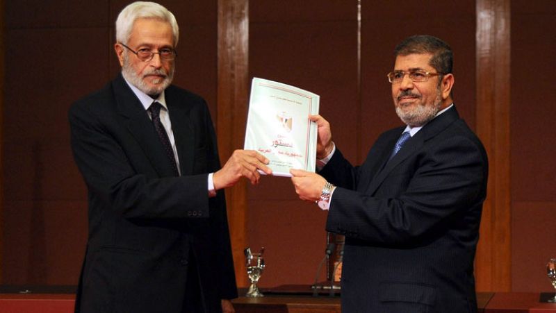 Morsi anula el polémico decreto que blindaba sus poderes, pero mantiene el referéndum