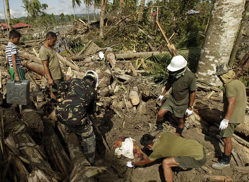 Aumentan a 540 los muertos por el tifón 'Bopha' en Filipinas