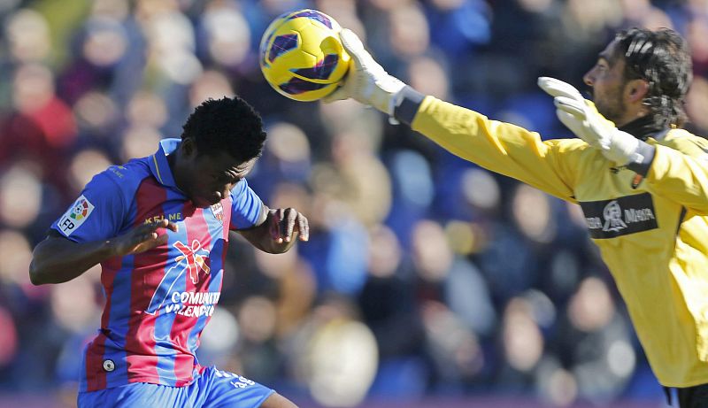 El Levante vapulea al Mallorca a la contra y a balón parado (4-0)