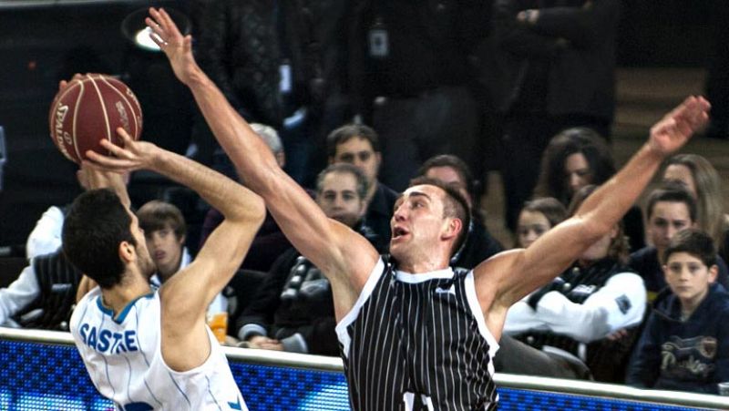 El colista Cajasol sorprende en su cancha al Bilbao Basket