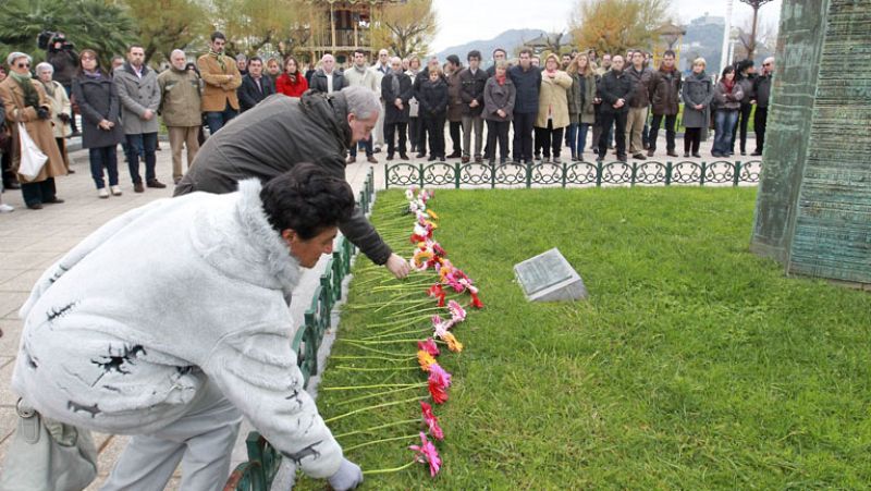 El Ayuntamiento de San Sebastián se une por primera vez en homenaje a las víctimas