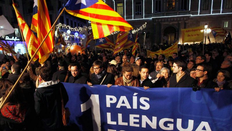 Miles de personas se manifiestan en Barcelona en contra de la reforma educativa de Wert