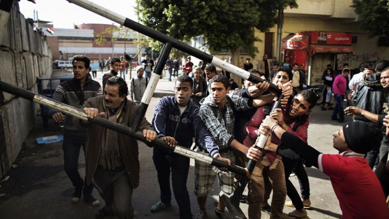 Manifestaciones rivales recorren el centro de El Cairo por el referéndum constitucional