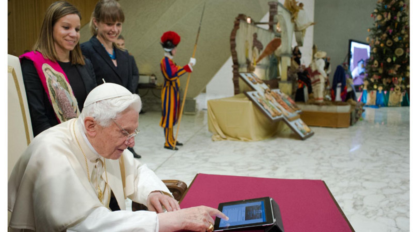 El papa se estrena en Twitter con un mensaje en ocho idiomas: "Os bendigo de corazón"