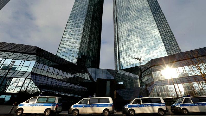La policía detiene a cinco empleados del Deutsche Bank e investiga a otros 25 por fraude fiscal