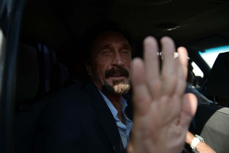 El millonario John McAfee llega a Miami tras ser expulsado por Guatemala