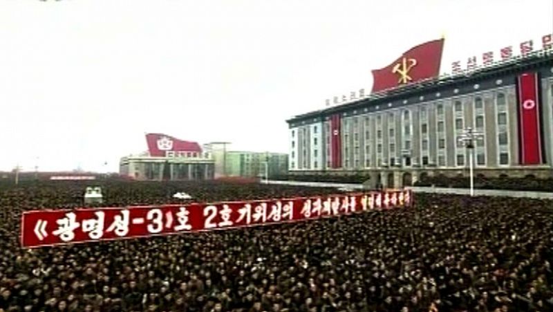 Corea del Norte celebra con un acto de masas el éxito del lanzamiento de su satélite