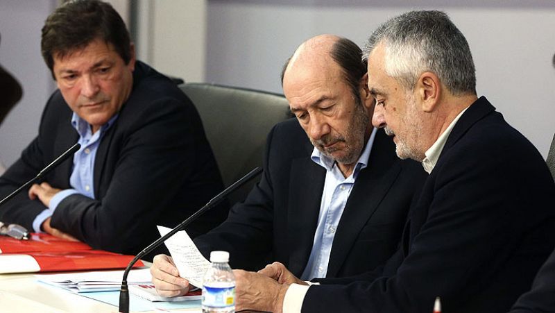 Gómez pide a Rubalcaba que "ceda el testigo" y los barones tachan su petición de "dañina"